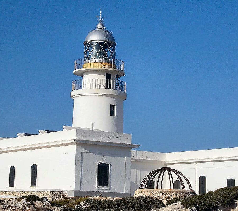 Phare Cavalleria | Que Faire à Minorque? | Que Faire à Minorque phare cavalleria à flanc de falaise : 94 mètres