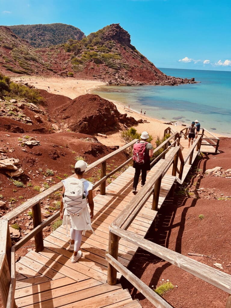 escalier de pour rejoindre la plage de cala Pilar à Minorque