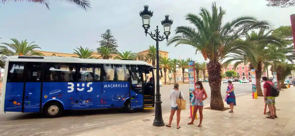 Place des pins, arrêt de Bus pour se rendre aux belles criques de Ciutadella