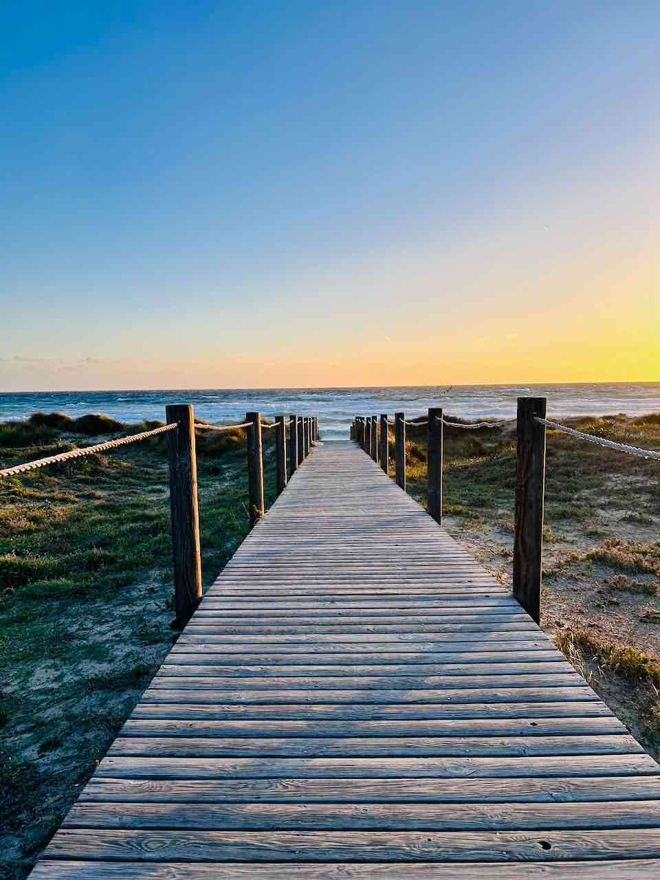 passerelle en bois pour accéder à la plage de Son Bou